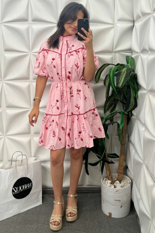 Robe courte brodée fleurie