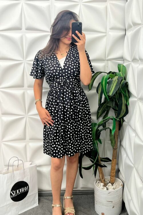 Robe courte à pois avec coupe évasée élégante